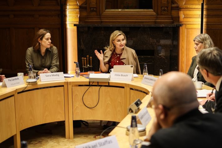 Statssekreterare Sara Modig, energi- och näringsminister Ebba Busch och statssekreterare Johanna Lybeck Lilja sitter kring ett bord med mötesdeltagarna