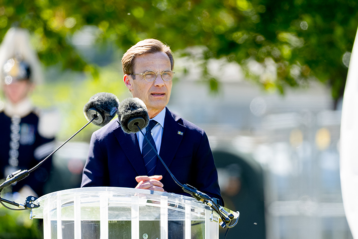 Närbild på statsminister Ulf Kristersson håller som håller tal.
