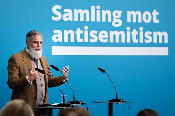 Christer Mattsson talar vid symposiet Samling mot antisemitism. 