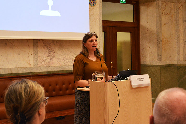 13. Helena Wollin berättar om verksamheten och förutsättningarna för judiska elever på skolan.