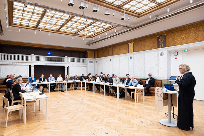 Maria Arnholm presenterar.