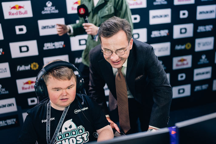 Ulf Kristersson och Sigge Stengård framför en dator.