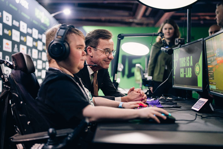 Ulf Kristersson och Sigge Stengård framför en dator.