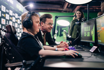 Ulf Kristersson och Sigge Stengård framför en dator.