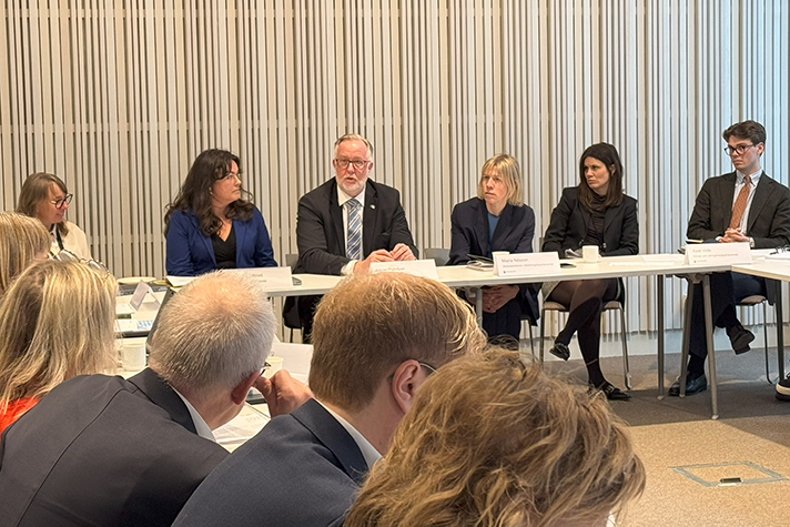 Johan Pehrson med statssekreterarna Maria Nilsson och Petra Noreback, samt chefen för life science-kontoret i Regeringskansliet.