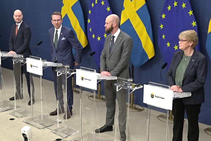 De medverkande står vid var sin talarpulpet.