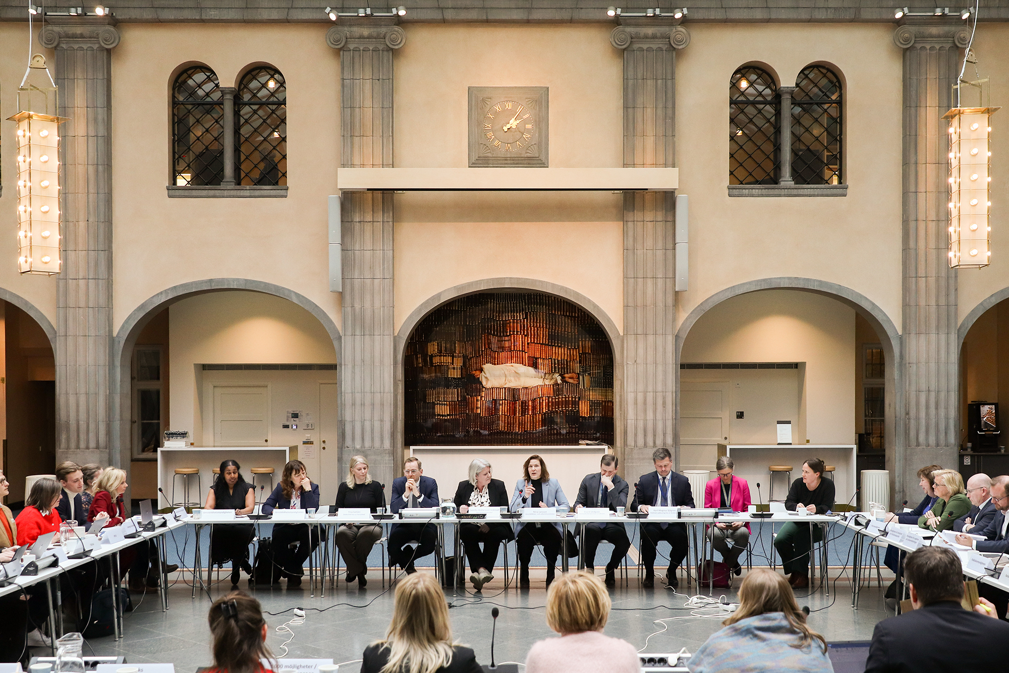 Rundabordssamtal om om våld i ungas relationer, sexuellt våld och digitala dimensioner av våld.