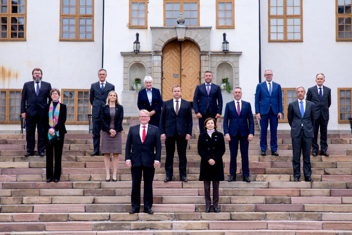 Ministrar och delegationsledare står på trappan till Karlbergs slott, Stockholm.
