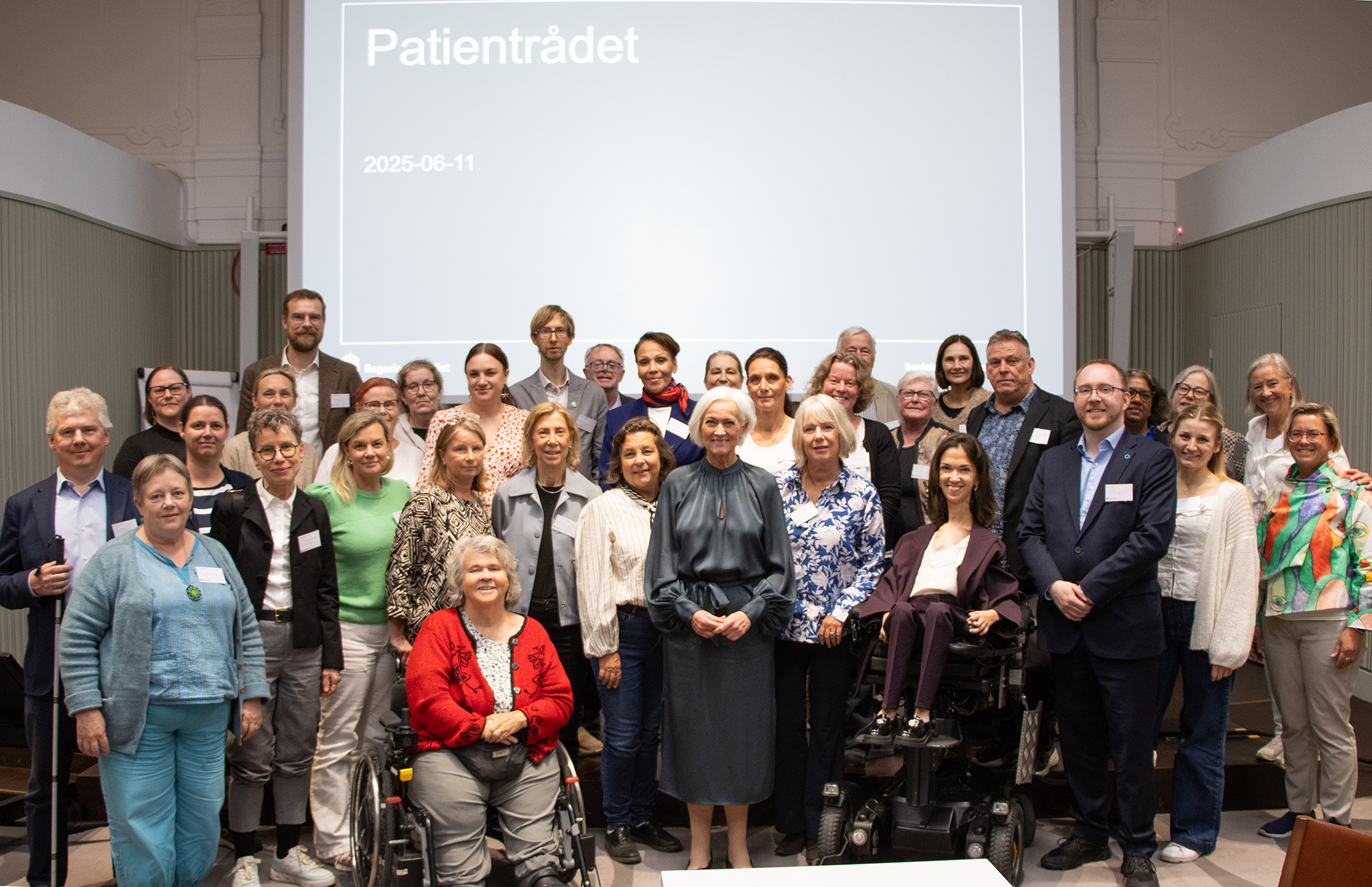 Gruppbild på alla deltagare på Patientrådets möte, cirka 60 personer. 