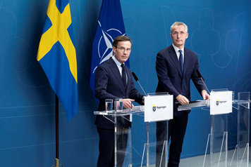 Statsminister Ulf Kristersson och Natos generalsekreterare Jens Stoltenberg i var sin talarstol.