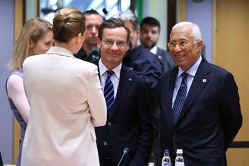 Ulf Kristersson minglar med sina europeiska kollegor i Europeiska rådets mötesrum. Bredvid honom syns António Costa.