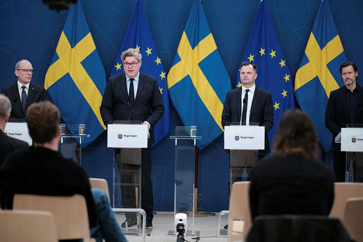 Fyra personer står vid var sin talarpulpet.