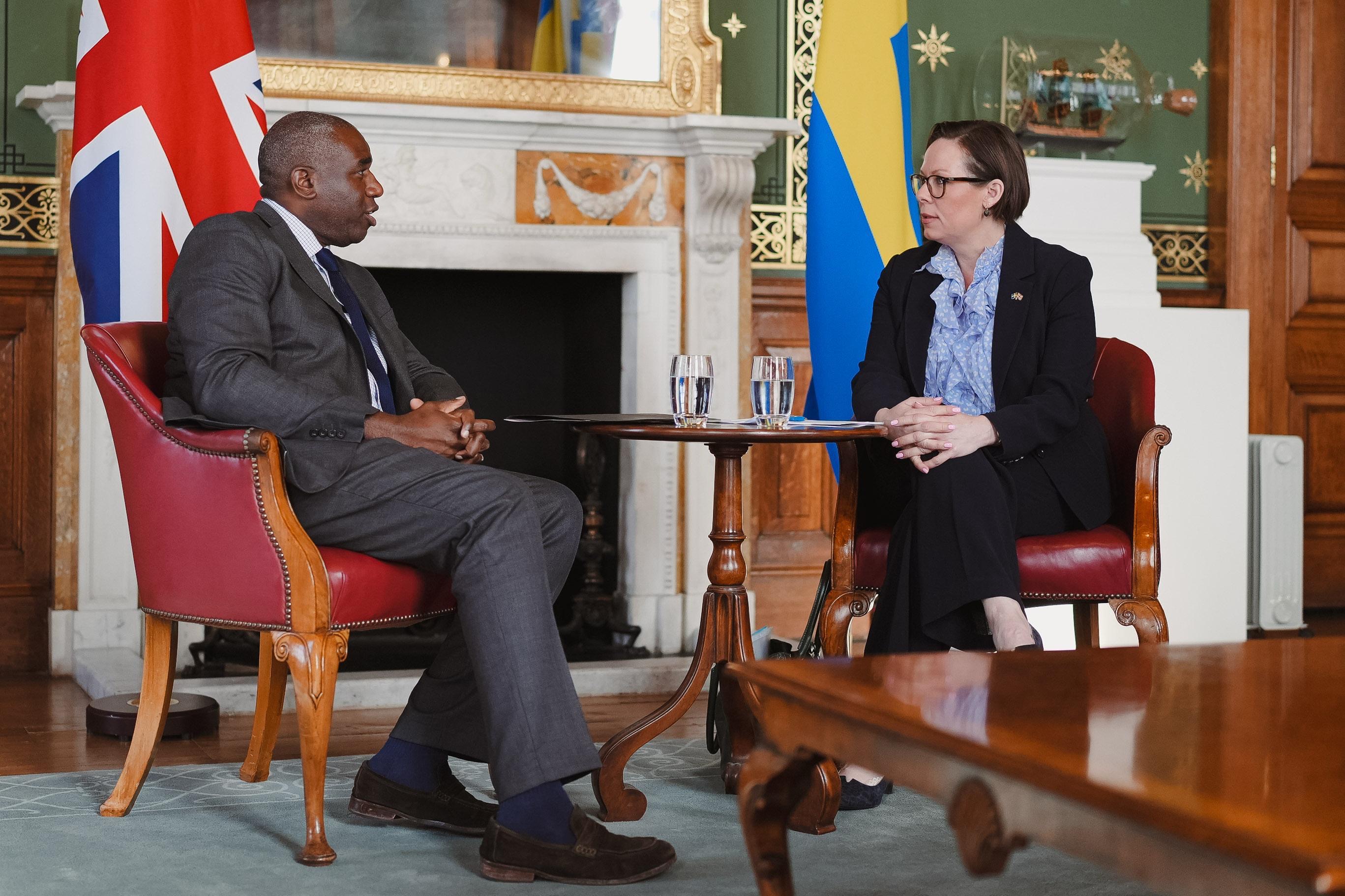 Utrikesminister Maria Malmer Stenergard och Storbritanniens utrikesminister David Lammy samtalar.