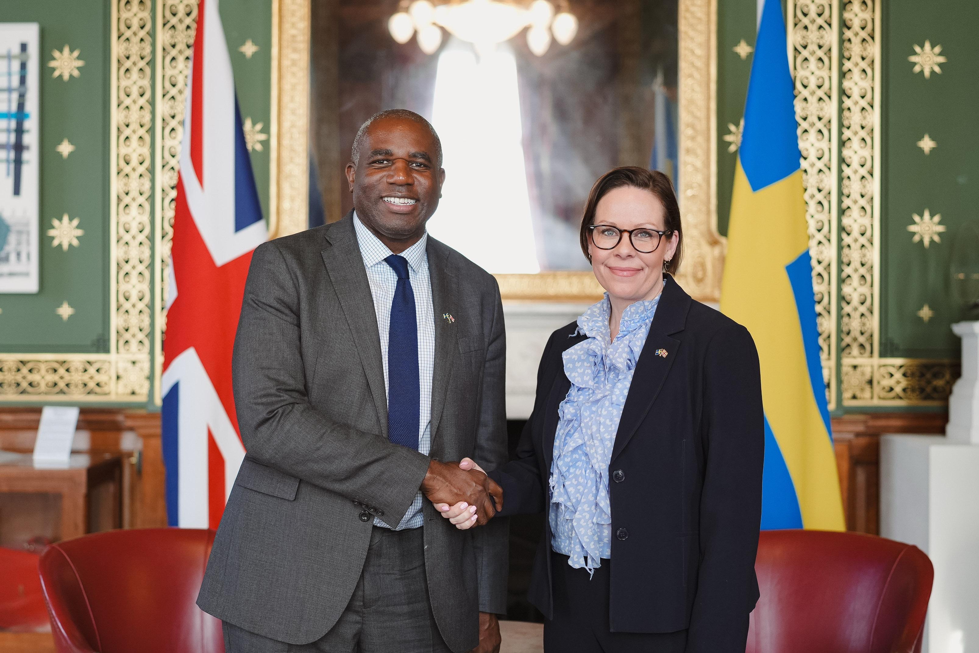 Utrikesminister Maria Malmer Stenergard och Storbritanniens utrikesminister David Lammy skakar hand.