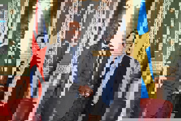 Utrikesminister Maria Malmer Stenergard och Storbritanniens utrikesminister David Lammy skakar hand.