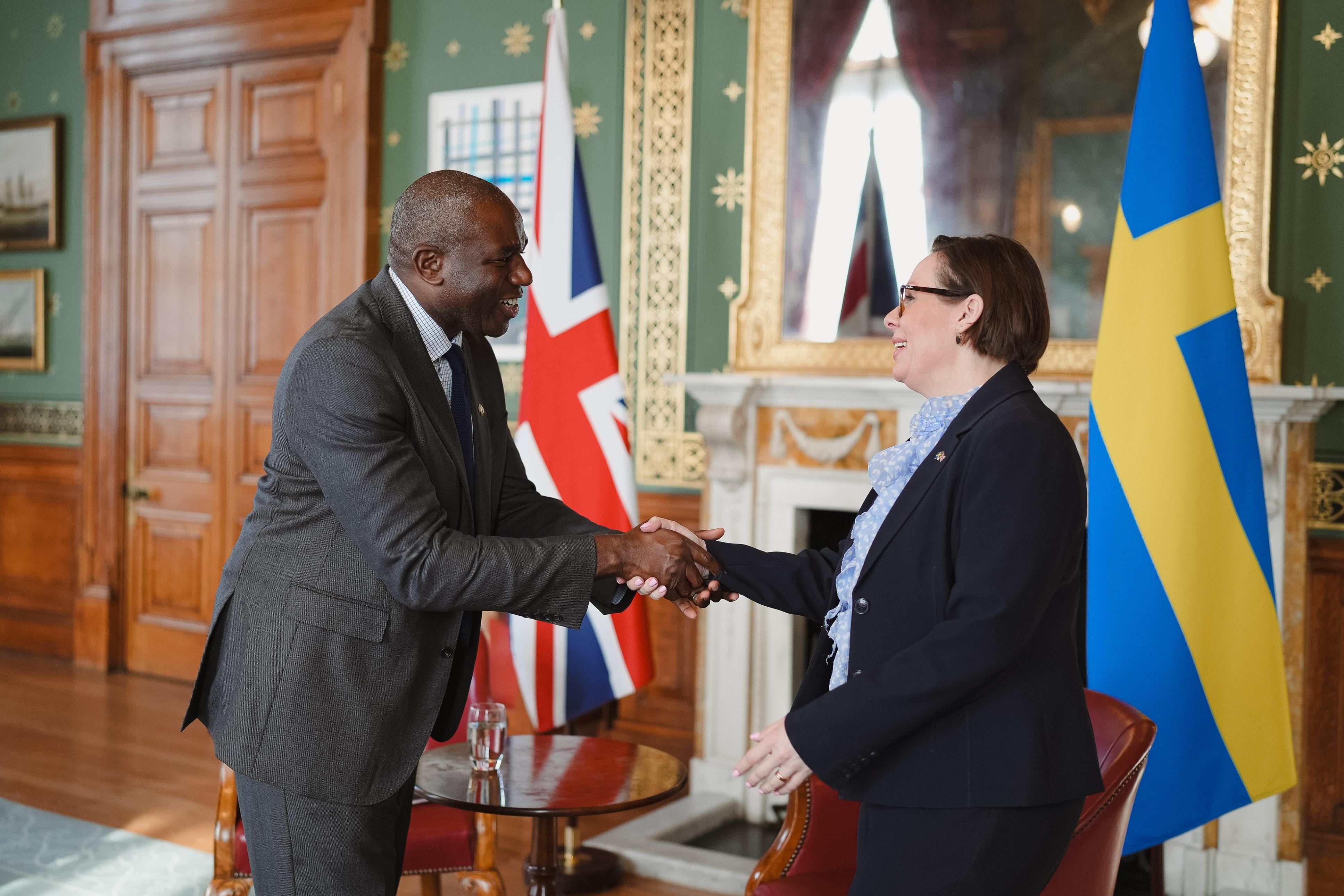 Utrikesminister Maria Malmer Stenergard och Storbritanniens utrikesminister David Lammy skakar hand.