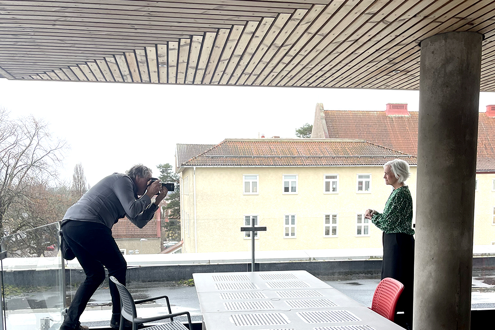 Kvinna blir fotograferad utomhus.