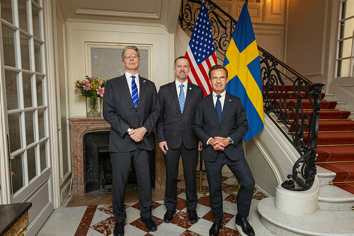 Statsminister Ulf Kristersson tillsammans med USA:s finansminister Scott Bessent och handelsrepresentant (USTR) Jamieson Greer i Sagerska huset framför amerikansk och svensk flagga.