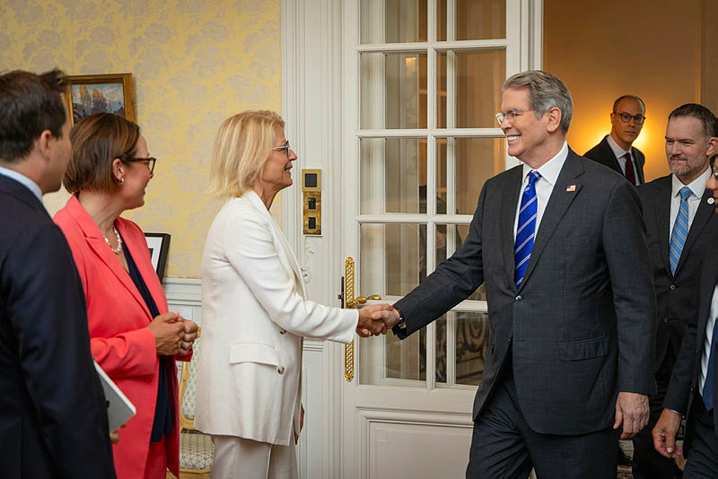 Finansminister Elisabeth Svantesson hälsar på USA:s finansminister Scott Bessent. 