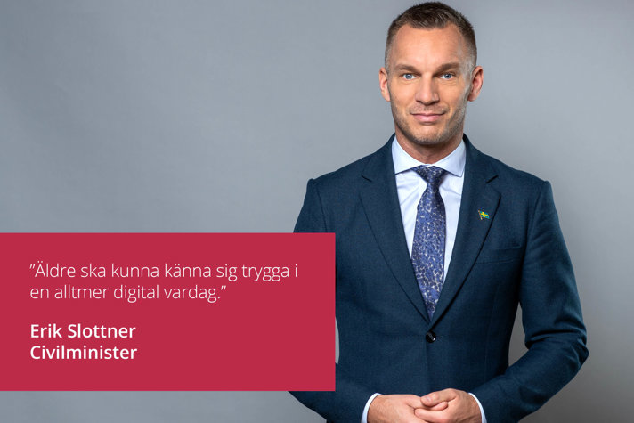 Pressbild på Erik Slottner med del av citat: "Äldre ska kunna känna sig trygga i en alltmer digital vardag.".