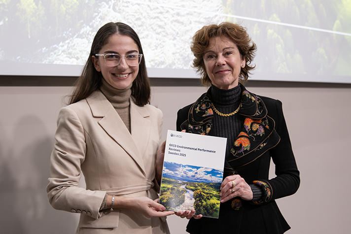 Klimat- och miljöminister Romina Pourmokhtari och OECD:s miljödirektör Jo Tyndall.