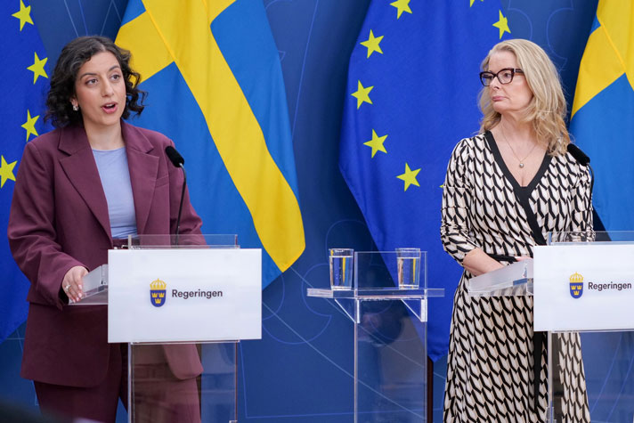 De medverkande står bakom var sin talarstol.