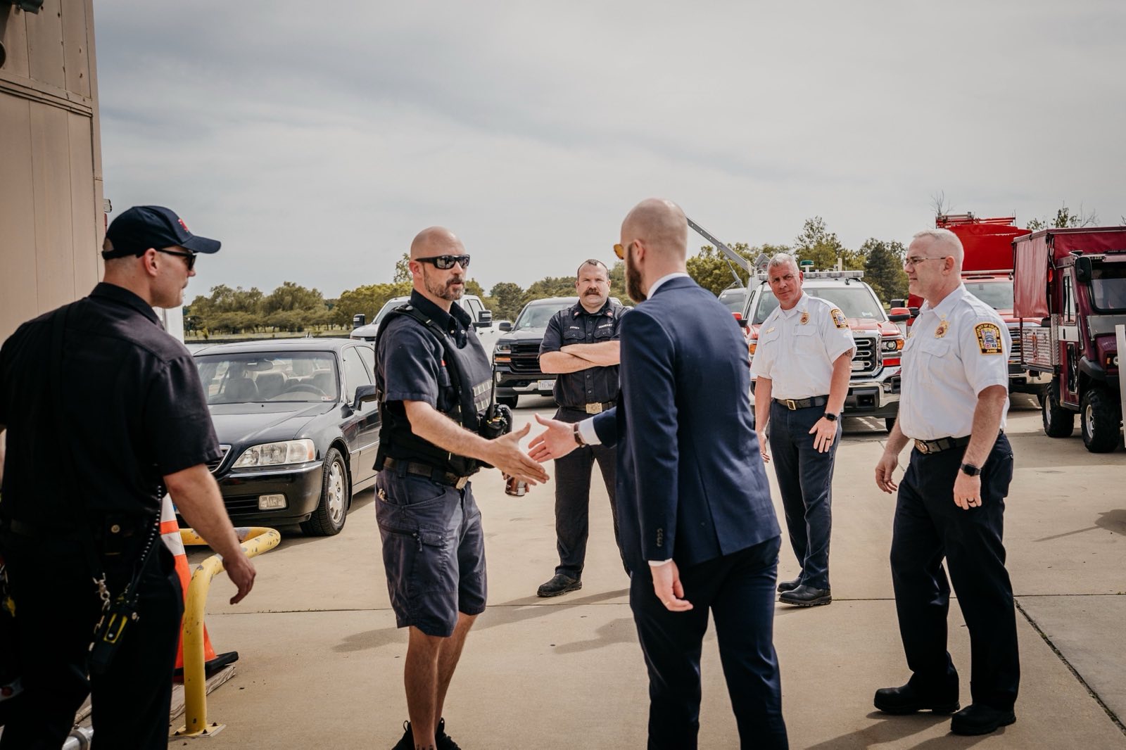 Carl-Oskar Bohlin skakar hand med personal.