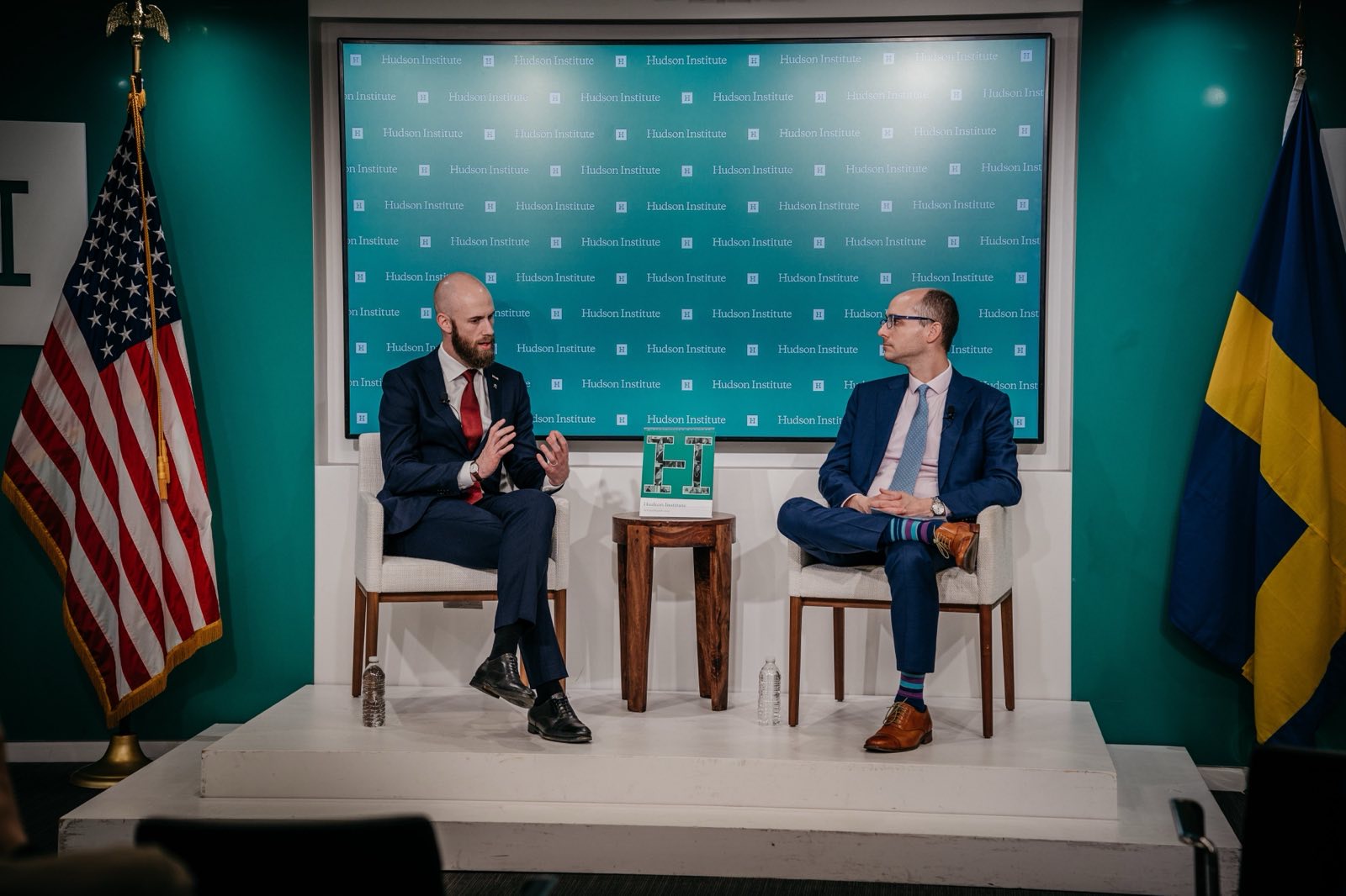 Carl-Oskar sitter ned vid ett bord och samtalar med en man.