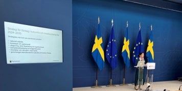 Kulturminister Parisa Liljestrand står vid en talarstol