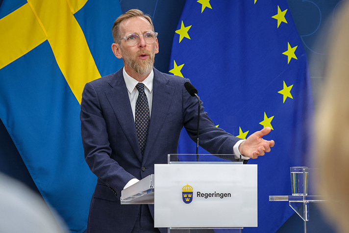 En man på pressträff.