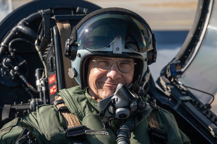 Statsminister Ulf Kristersson i ett gripenplan.