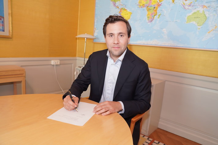 Benjamin Dousa signerar den nya strategin för humanitärt bistånd