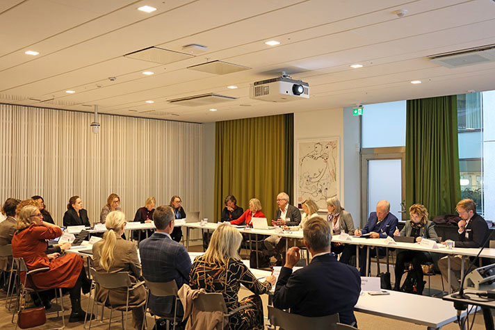 Deltagare i mötet runt långa konferensbord med statssekreterarna i mitten..