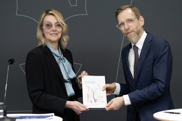 Utredaren Åsa Hansson lämnar över utredningen till socialminister Jakob Forssmed i regeringens pressrum.