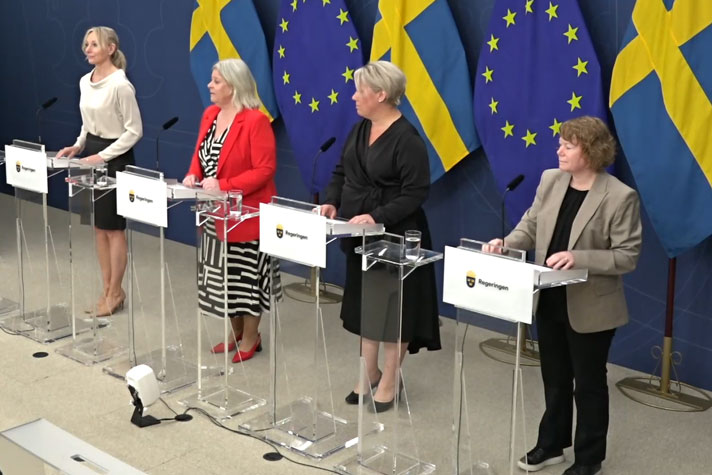 De medverkande står vid var sin talarpulpet.