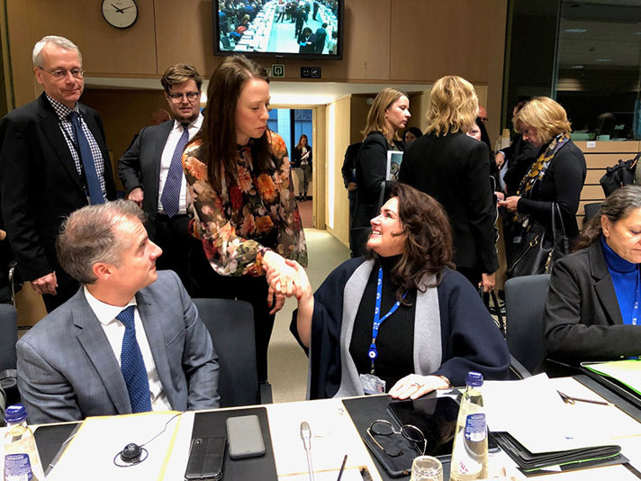 Jämställdhetsminister samt minister med ansvar för arbetet mot diskriminering och segregation Åsa Lindhagen hälsar på EU-kommissionären ansvarig för jämställdhet Helena Dalli.