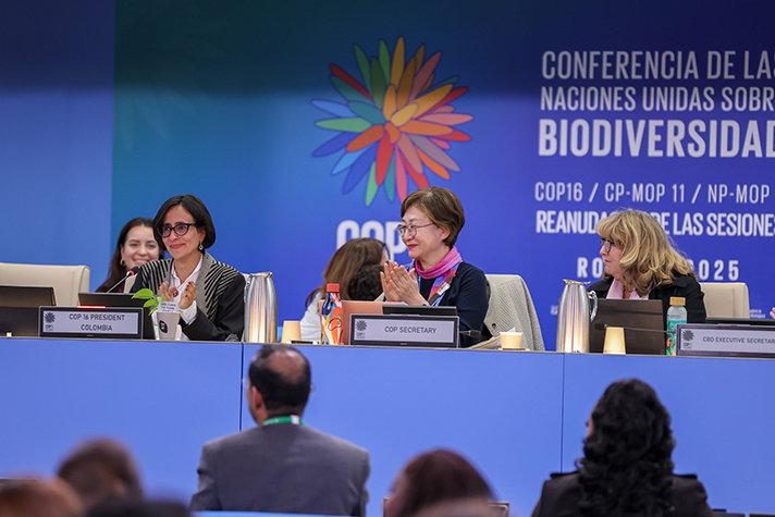 Colombias f.d. miljöminister Susana Muhamad var ordförande för COP16. Vid sidan om henne sitter Jihyun Lee, sekreterare för COP16, och Astrid Schomaker, exekutivsekreterare för konventionen om biologisk mångfald, CBD.
