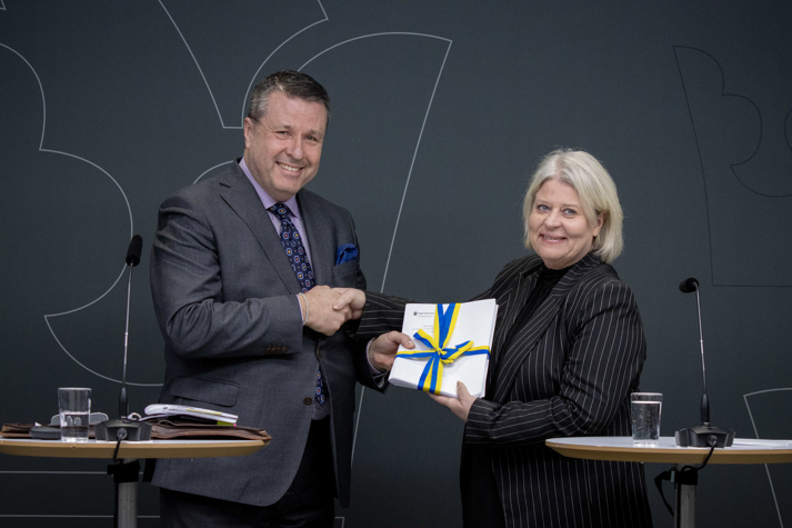 Thomas Ardenfors räcker över sin slutredovisning till Camilla Waltersson Grönvall