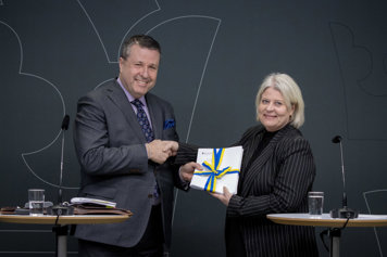 Thomas Ardenfors räcker över sin slutredovisning till Camilla Waltersson Grönvall