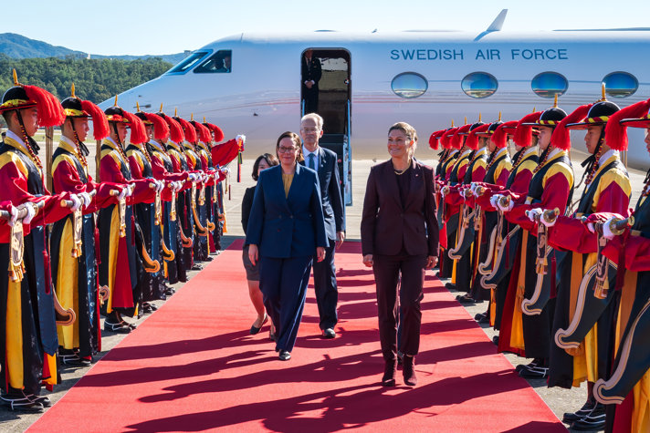 H.K.H. Kronprinsessan Victoria och utrikesminister Maria Malmer Stenergard går på röd matta ut från flygplan.