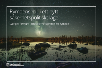 Omslag till Sveriges försvars- och säkerhetsstrategi för rymden. På bilden syns Vintergatan i stjärnhimlen från Pärlälven i Jokkmokk.