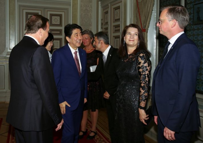 Japans premiärminister Shinzo Abe och EU- och handelsminister Ann Linde.