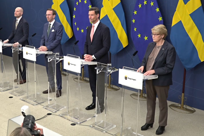 De medverkande står vid var sin talarpulpet