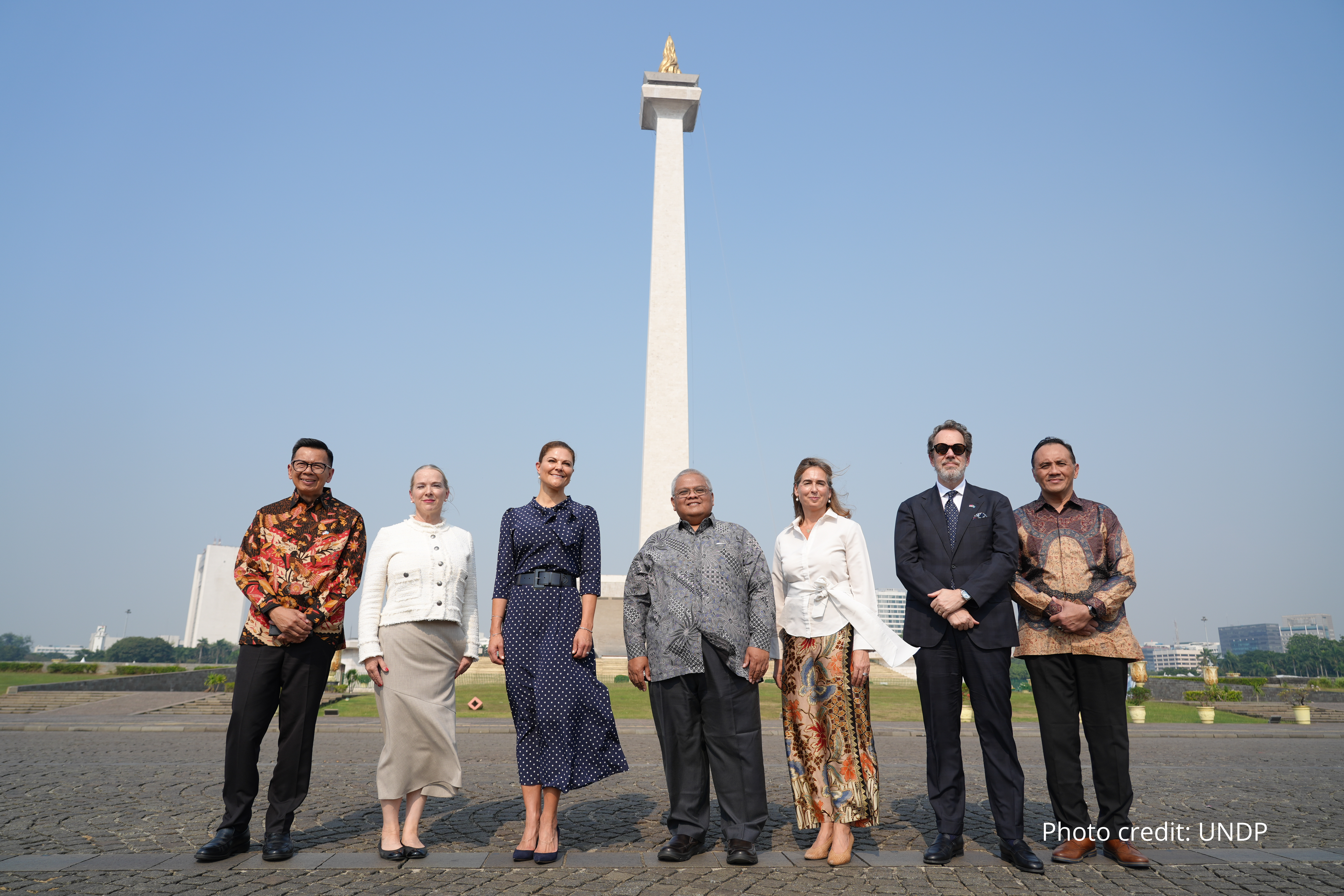 Kronprinsessan Victoria, Diana Janse och Daniel Blockert tillsammans med partners från UNDP och Indonesien framför Indonesiens nationalmonument.
