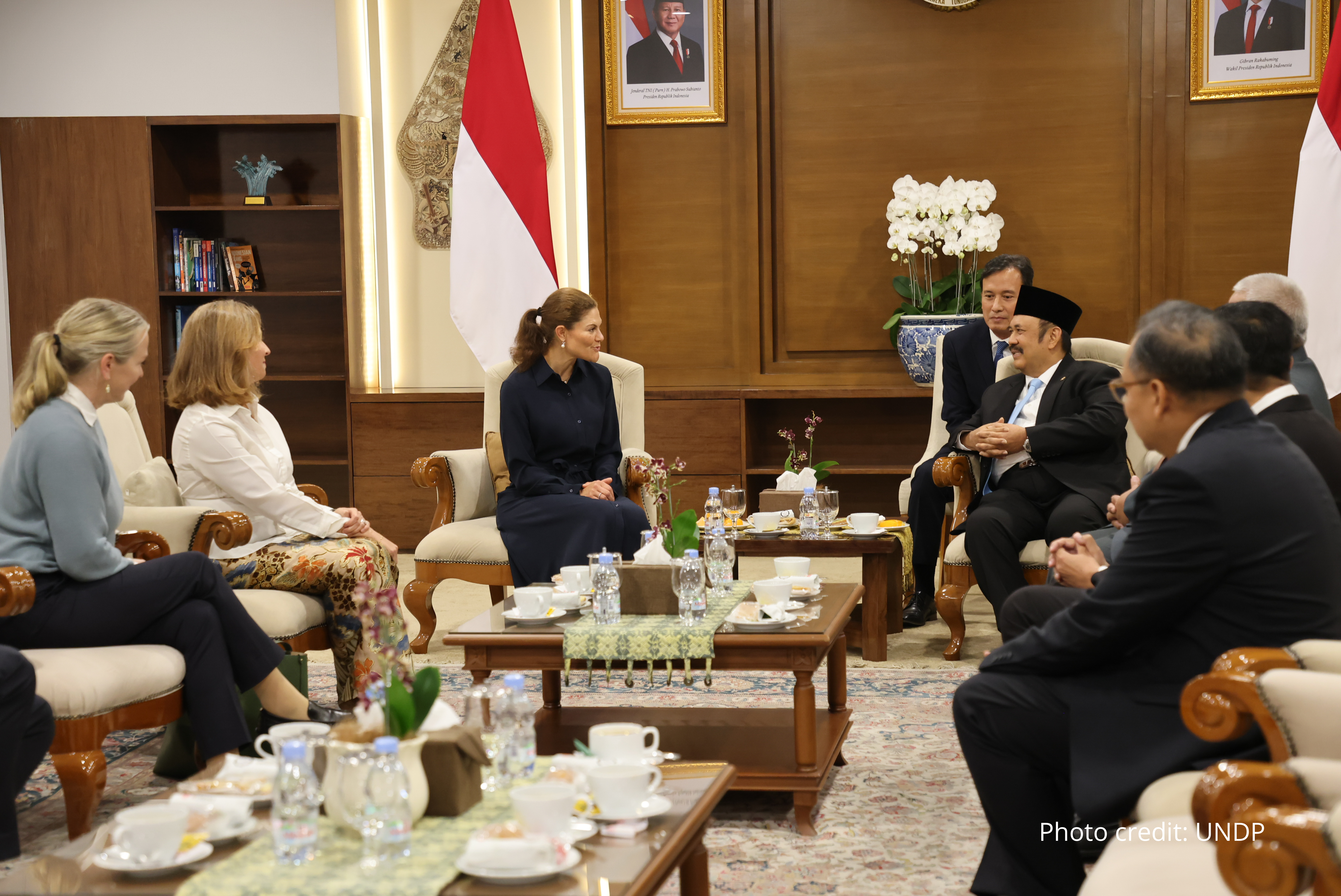 Kronprinsessan och Diana Janse i samtal med Indonesiens minister vid ankomst till Indonesien