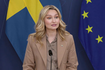 energi- och näringsminister Ebba Busch i halvfigur vid en talarstol