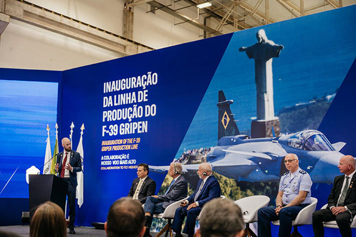 Minister för civilt försvar Carl-Oskar Bohlin håller anförande på invigningen av test- och monteringsanläggningen för Gripen i Saõ Paulo.
