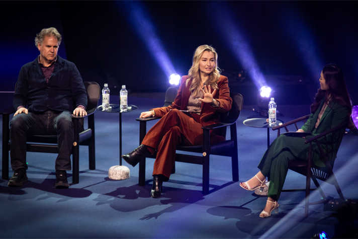 Bilden föreställer  energi- och näringsminister samt vice statsminister Ebba Busch sittande i en stol med en hand utsträckt framför sig.