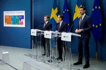 statsminister Ulf Kristersson, försvarsminister Pål Jonson och bistånds- och utrikeshandelsminister Johan Forssell vid varsin talarstol