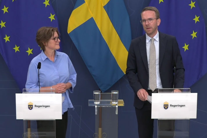 De medverkande står vid var sin talapulpet.